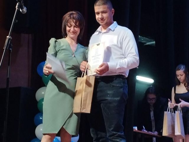Поздравления на нашите завършващи дванадесетокласници!