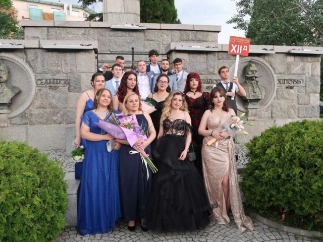 Поздравления на нашите завършващи дванадесетокласници!