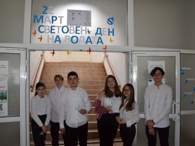 Отговорните младежи от ПГХТ „Акад. Неделчо Неделчев“ с послание към нас по случай „Световния ден на водата“