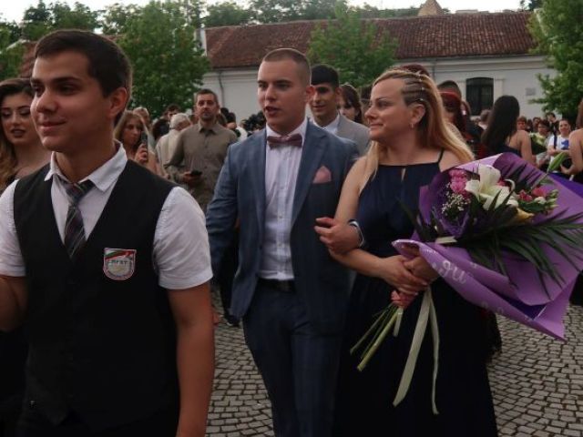 Поздравления на нашите завършващи дванадесетокласници!