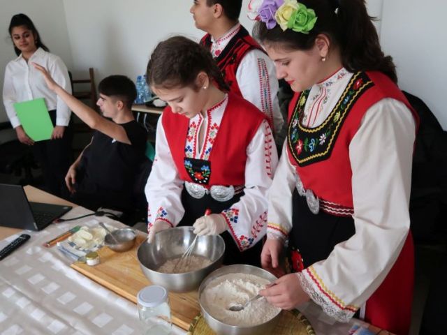 ПЪТЯТ НА ХЛЯБА - ЕДНО ПЪТЕШЕСТВИЕ С IХБ КЛАС В ХЛЕБОЗАВОД „ДЕМЕА “