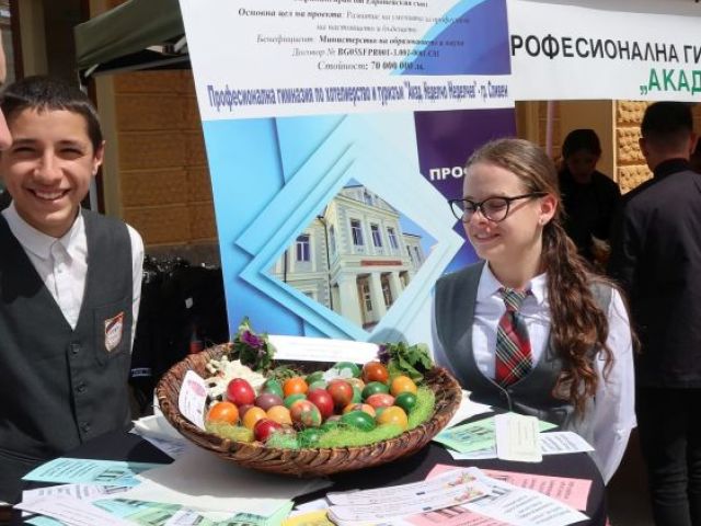 Посрещаме Велики четвъртък с общоградско боядисване на великденски яйца в Сливен