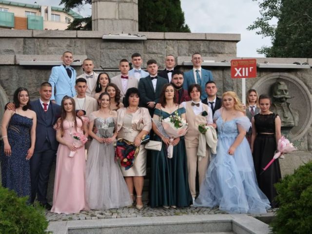 Поздравления на нашите завършващи дванадесетокласници!