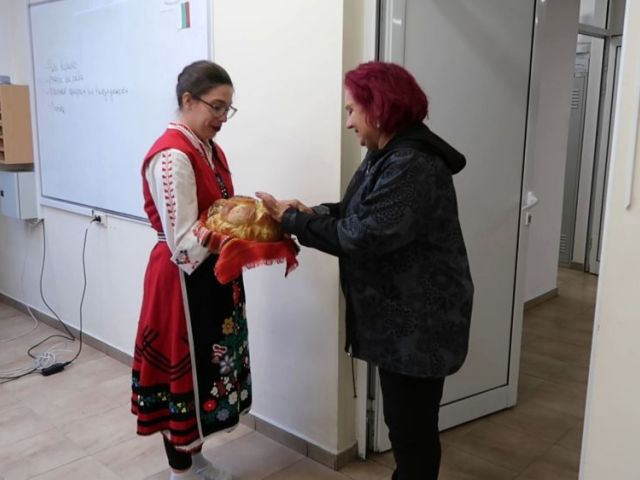В очакване на Никулден с Дора Куршумова  и учениците на ПГХТ „Акад. Н. Неделчев“ [24.11.2023]