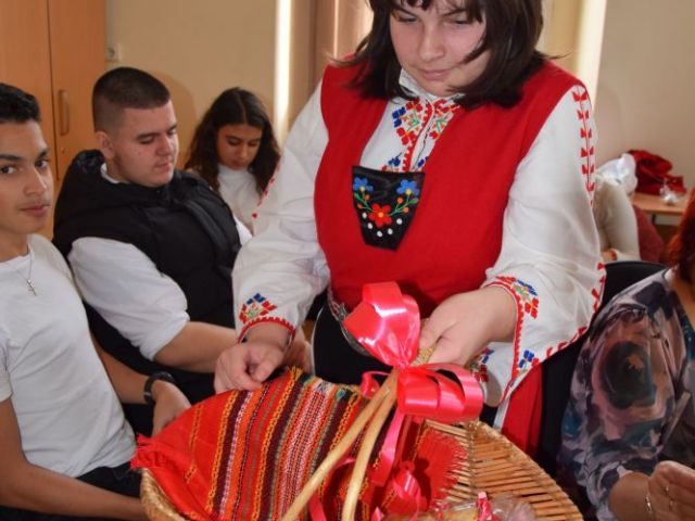 „Магията на Коледните празници, традиции и обичаи у нас и по света“ [19.12.2023]