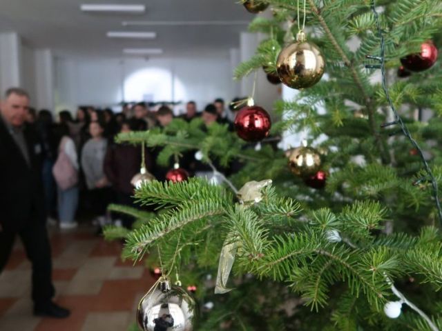 На 06.12.2024 г., Никулден, в Професионална гимназия по хотелиерство и туризъм „Академик Неделчо Неделчев“-Сливен грейнаха коледните светлини! [07.12.2024]