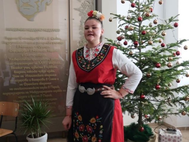 На 06.12.2024 г., Никулден, в Професионална гимназия по хотелиерство и туризъм „Академик Неделчо Неделчев“-Сливен грейнаха коледните светлини! [07.12.2024]