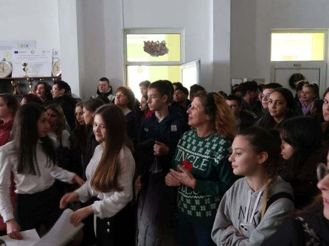 На 06.12.2024 г., Никулден, в Професионална гимназия по хотелиерство и туризъм „Академик Неделчо Неделчев“-Сливен грейнаха коледните светлини! [07.12.2024]