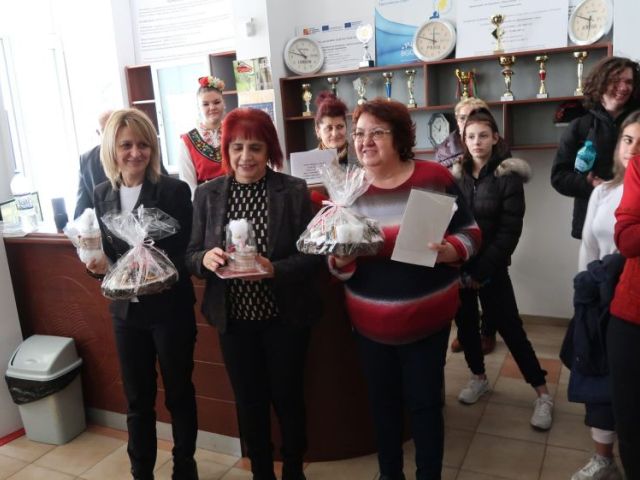 На 06.12.2024 г., Никулден, в Професионална гимназия по хотелиерство и туризъм „Академик Неделчо Неделчев“-Сливен грейнаха коледните светлини! [07.12.2024]