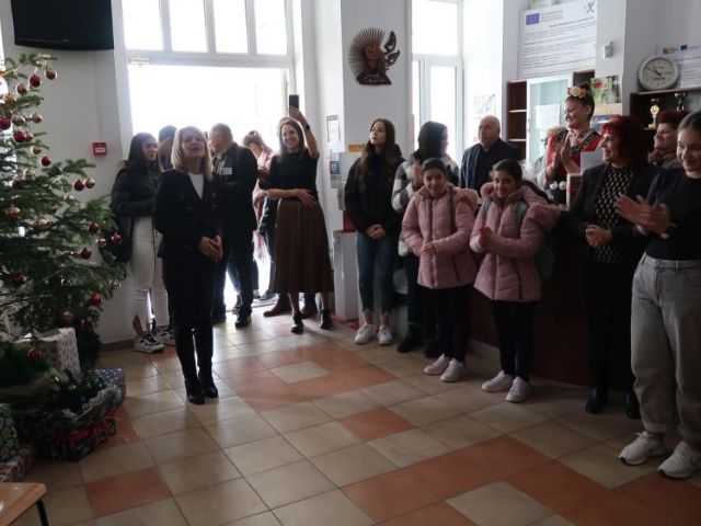 На 06.12.2024 г., Никулден, в Професионална гимназия по хотелиерство и туризъм „Академик Неделчо Неделчев“-Сливен грейнаха коледните светлини! [07.12.2024]