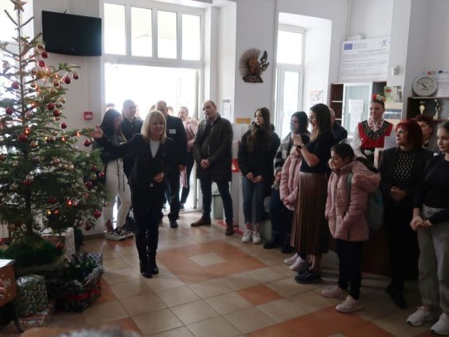 На 06.12.2024 г., Никулден, в Професионална гимназия по хотелиерство и туризъм „Академик Неделчо Неделчев“-Сливен грейнаха коледните светлини! [07.12.2024]