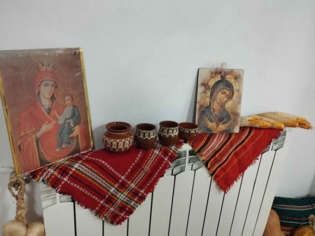 На 06.12.2024 г., Никулден, в Професионална гимназия по хотелиерство и туризъм „Академик Неделчо Неделчев“-Сливен грейнаха коледните светлини! [07.12.2024]