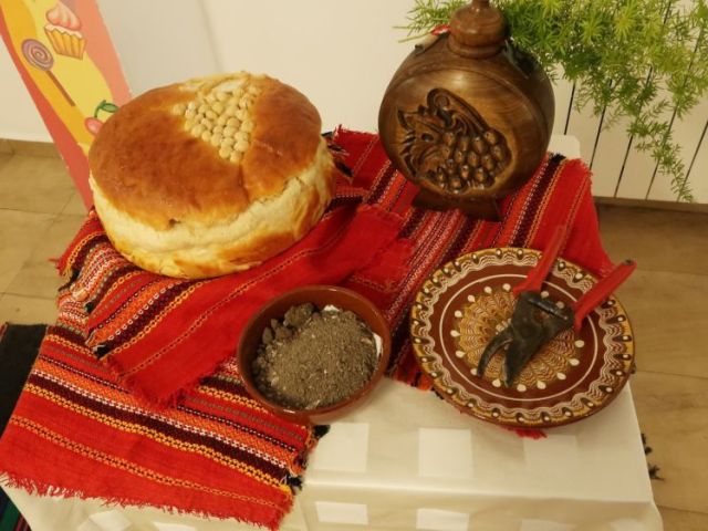 Празник на виното в ПГХТ „Академик Неделчо Неделчев“ – урок организиран по дейност 7 „Подобряване на трансверсалните и ключовите компетентности по професионална подготовка на учениците“ от проект „Модернизиране на професионалното образование и обучение“ BG05SFPR001-3.001-0001 [15.02.2025]