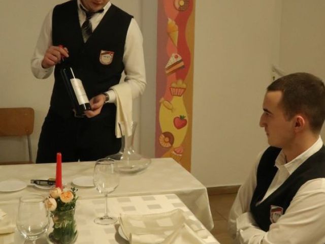 Празник на виното в ПГХТ „Академик Неделчо Неделчев“ – урок организиран по дейност 7 „Подобряване на трансверсалните и ключовите компетентности по професионална подготовка на учениците“ от проект „Модернизиране на професионалното образование и обучение“ BG05SFPR001-3.001-0001 [15.02.2025]