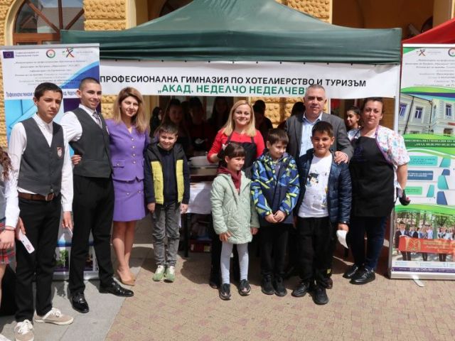 Посрещаме Велики четвъртък с общоградско боядисване на великденски яйца в Сливен [17.04.2025]