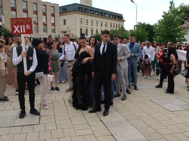 Поздравления на нашите завършващи дванадесетокласници! [24.05.2025]