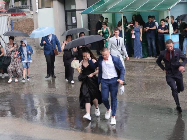 Поздравления на нашите завършващи дванадесетокласници! [24.05.2025]