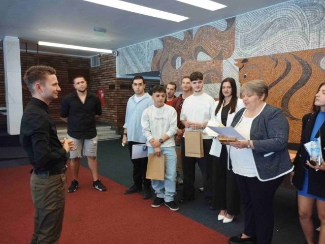 Поздравления на нашите завършващи дванадесетокласници! [24.05.2025]