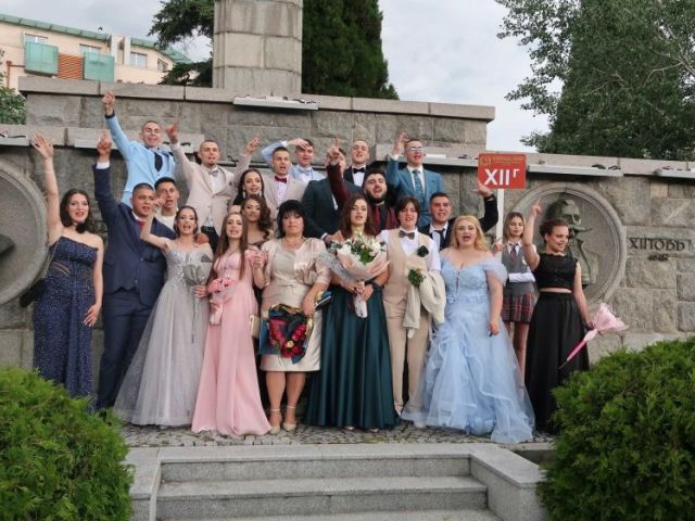 Поздравления на нашите завършващи дванадесетокласници!
