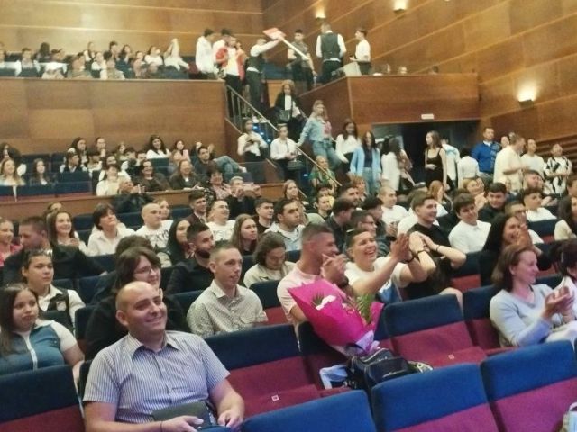 Поздравления на нашите завършващи дванадесетокласници!