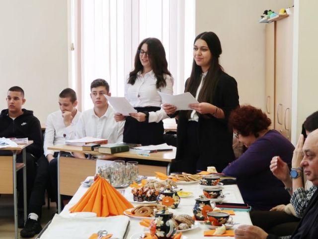 "НА ЧАША РУСКИ ЧАЙ С ПУШКИН" - интердисциплинарен урок - БЕЛ + РЕ + УП: Кетъринг с IX "в" клас
