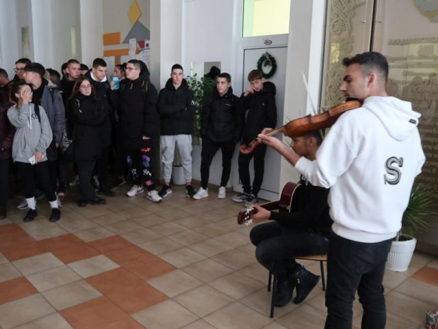 На 06.12.2024 г., Никулден, в Професионална гимназия по хотелиерство и туризъм „Академик Неделчо Неделчев“-Сливен грейнаха коледните светлини!