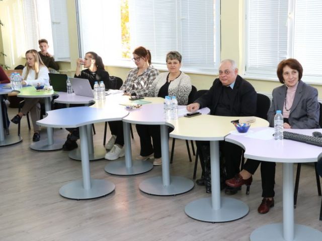 ,,Различният час по литература“